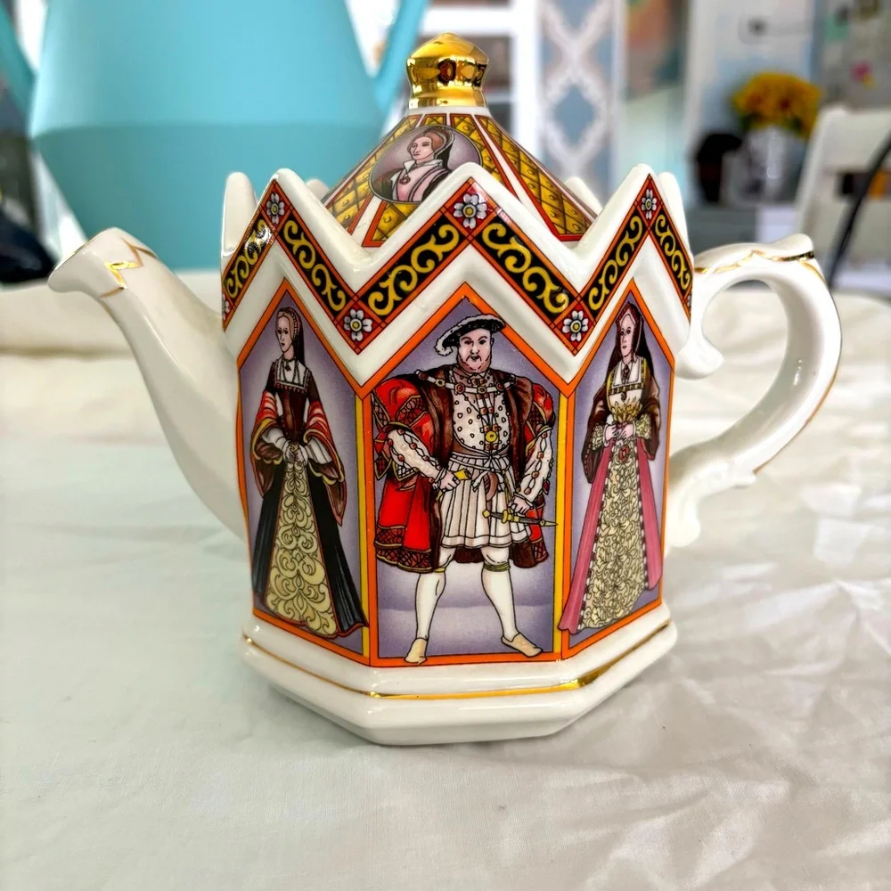 Sadler King Henry the VIII and 6 Wives Teapot England Crown Lid Gold Trim - Picture 3 of 13